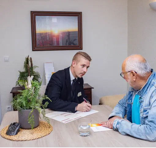 Gespräch im Büro vom Bestatter mit Kunden