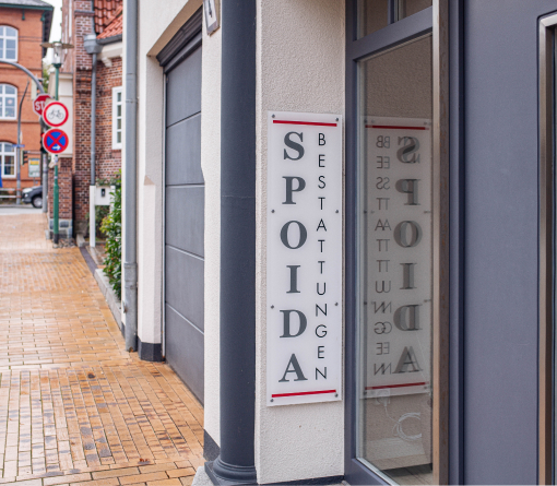 Firmenschild mit Logo am Eingangsbereich