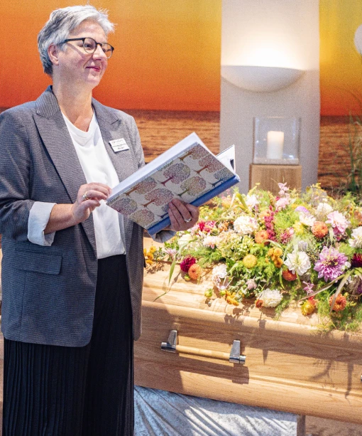 Trauerrednerin in Aktion